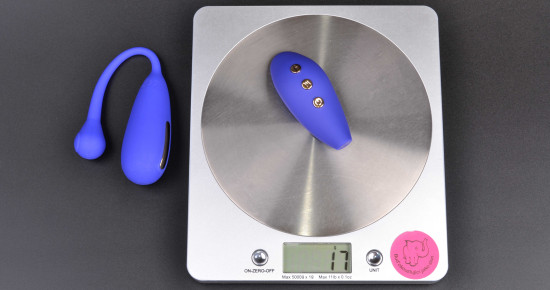 Oul vibrator pentru electrosex Midnight Dream, pe cântar