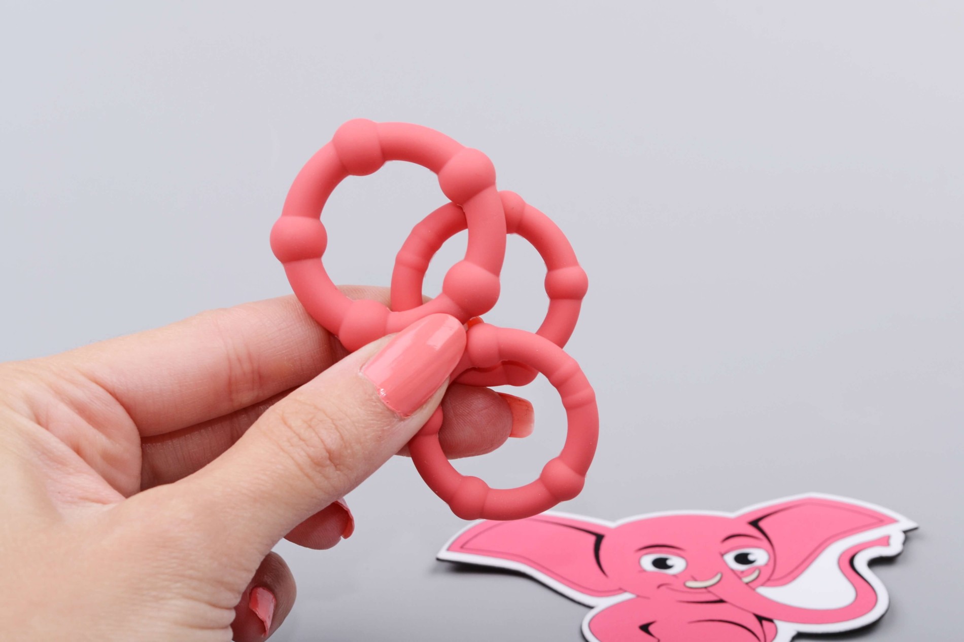 Inele de erecție Elephant Rings, în mână