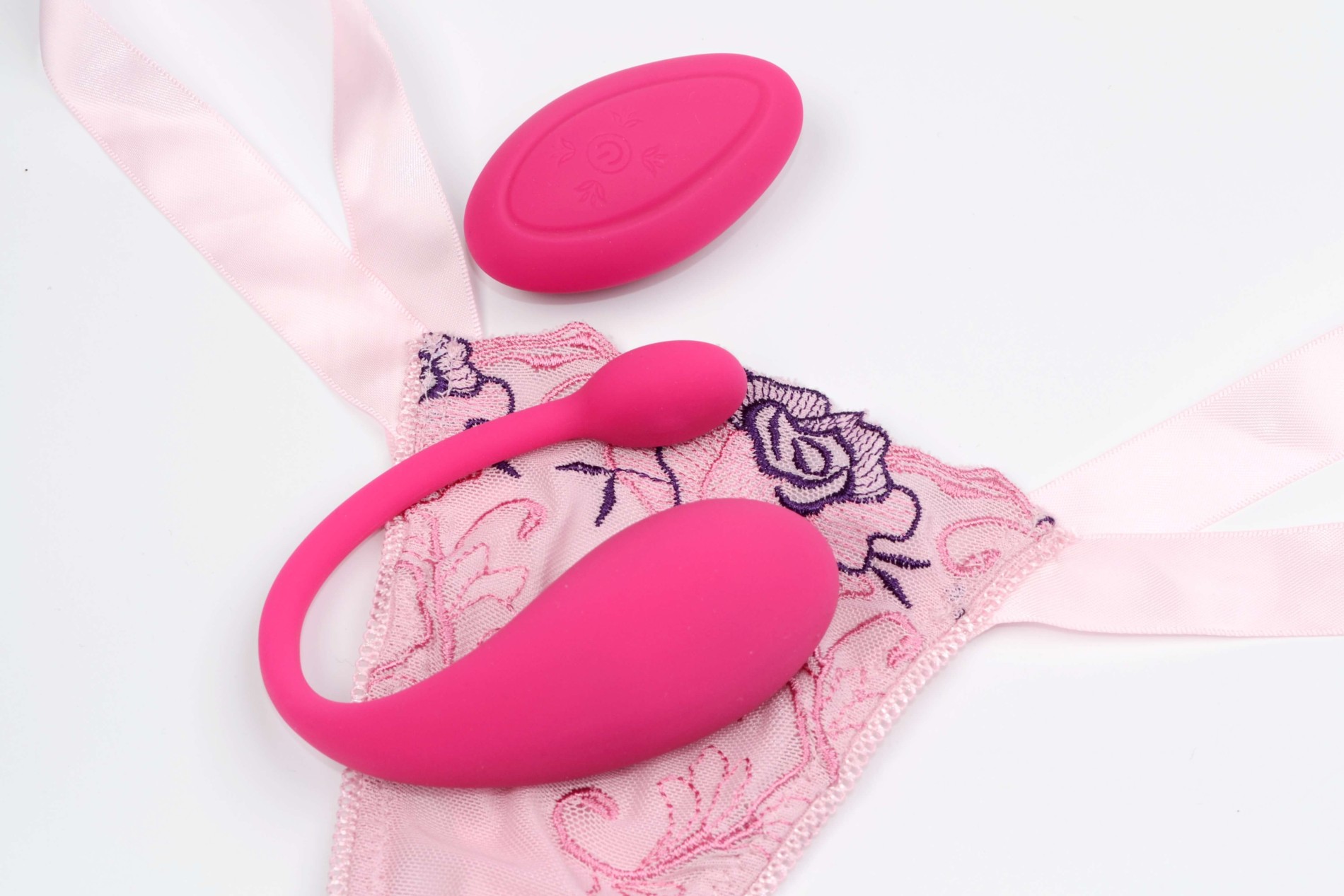 Ouă vibratoare Mia App cu telecomandă și aplicație mobilă