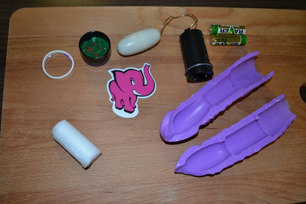 Adam a tăiat vibratorul Blueberry Original (modelul anterior mai vechi)