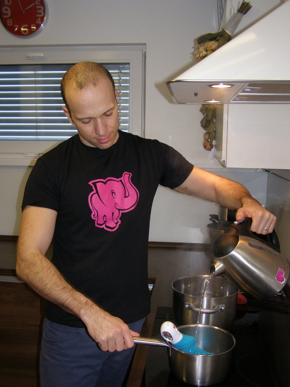 Adam sterilizează cu apă clocotită Fun Factory Tiger G5