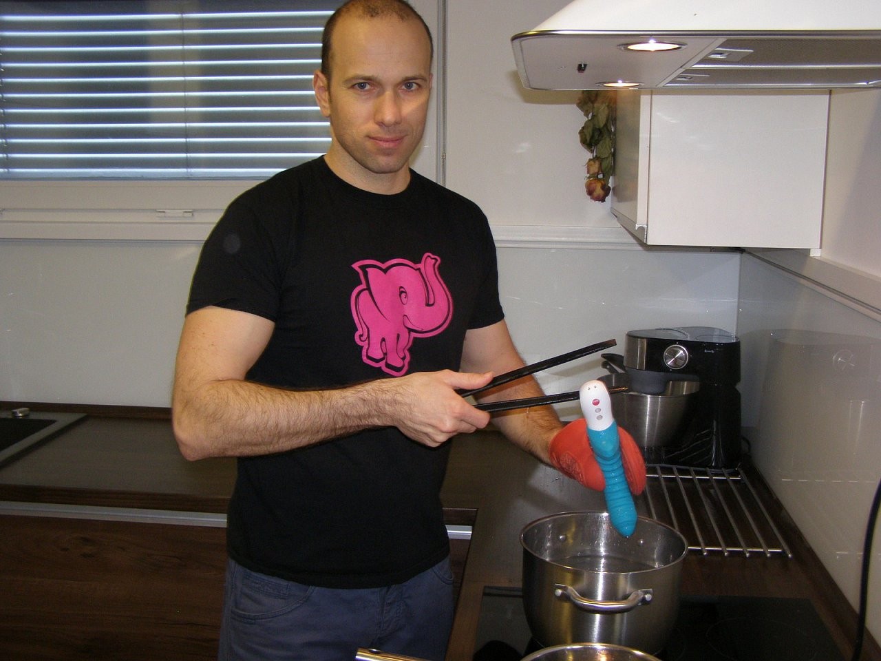 Adam sterilizează cu apă clocotită Fun Factory Tiger G5