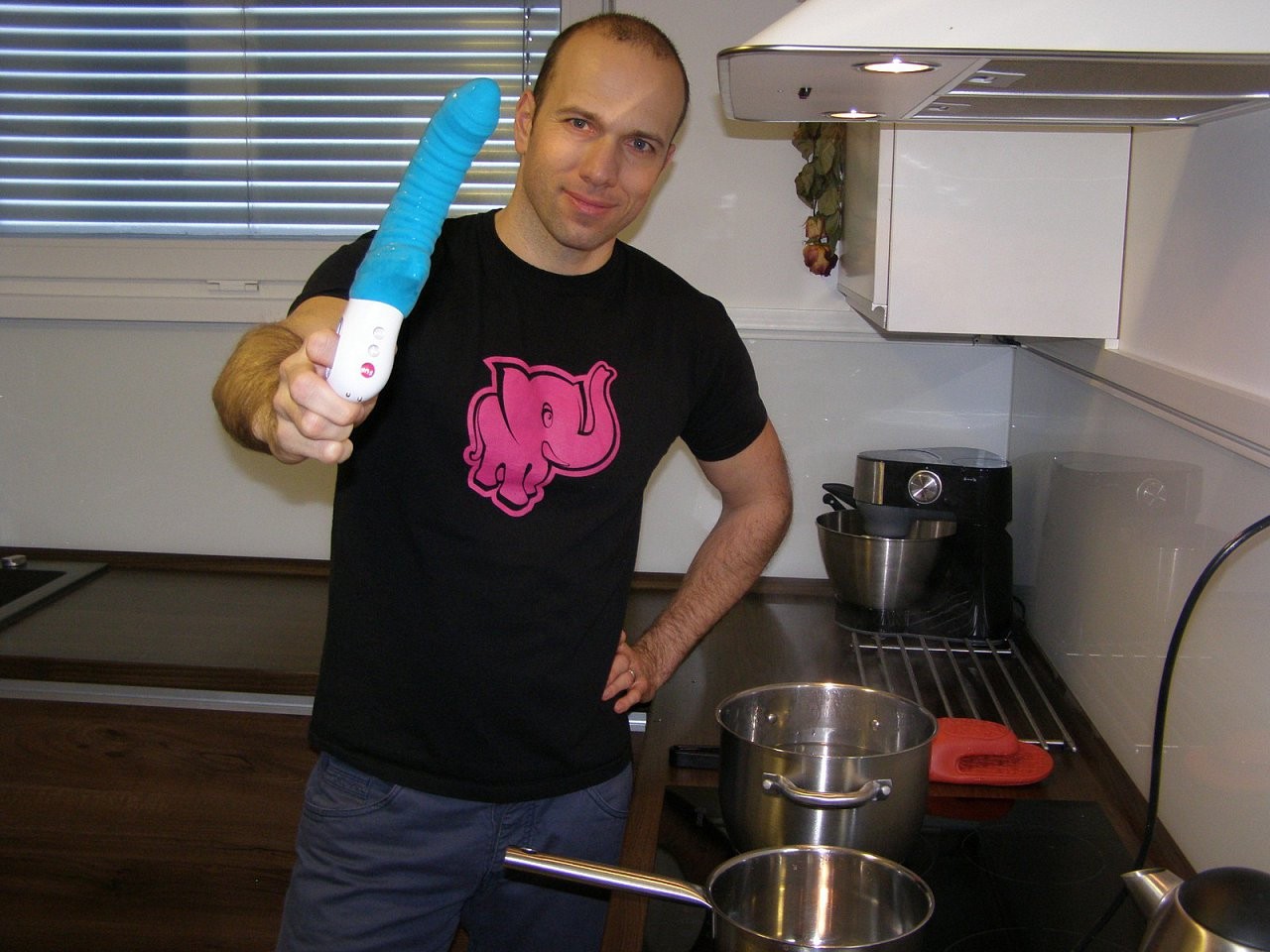 Adam sterilizează cu apă clocotită Fun Factory Tiger G5