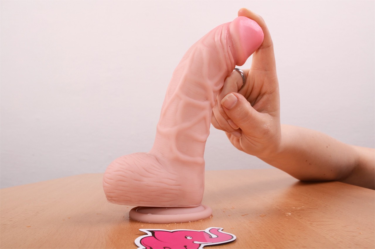 Dildo din silicon cu ventuză și testicule (20cm) - Test de flexibilitate