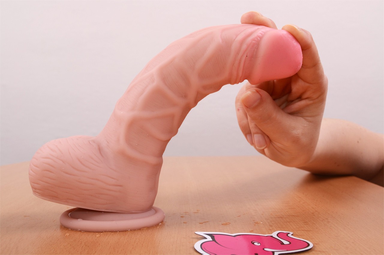 Dildo din silicon cu ventuză și testicule (20cm) - Test de flexibilitate