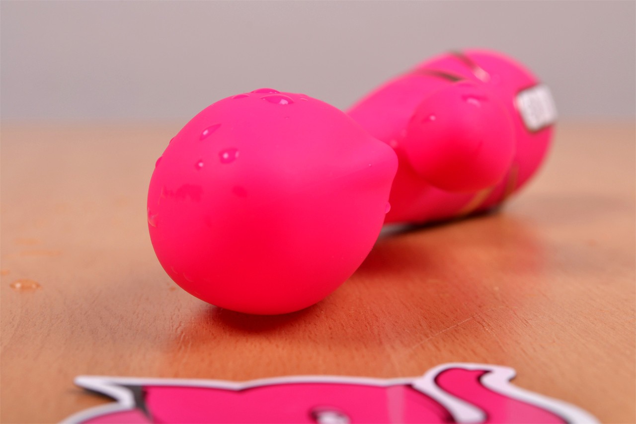 Vibrator Rabbit Zmeură, cu silicon dublu, cu vedere de aproape a părții de sus
