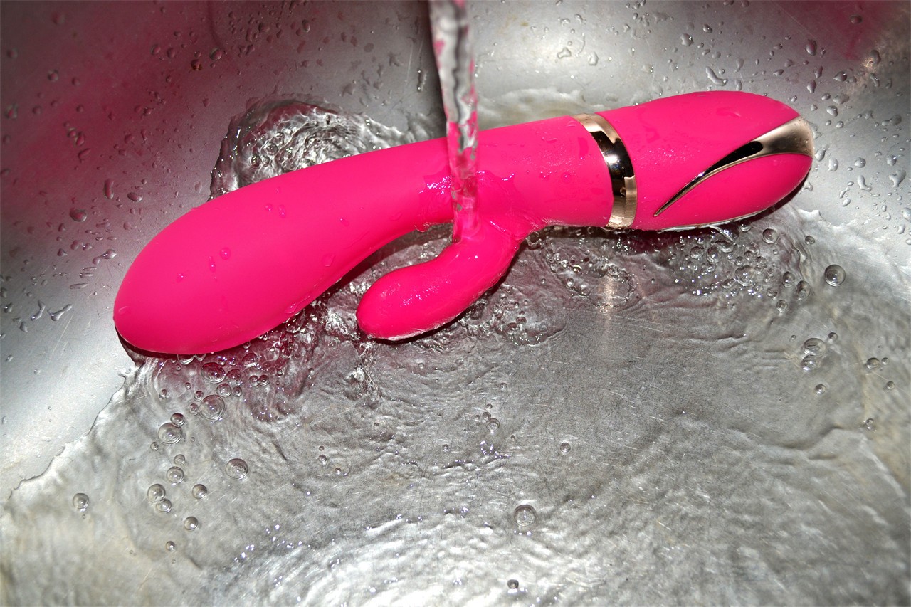 Vibrator Raspberry Rabbit, cu silicon dublu - testăm rezistența la apă