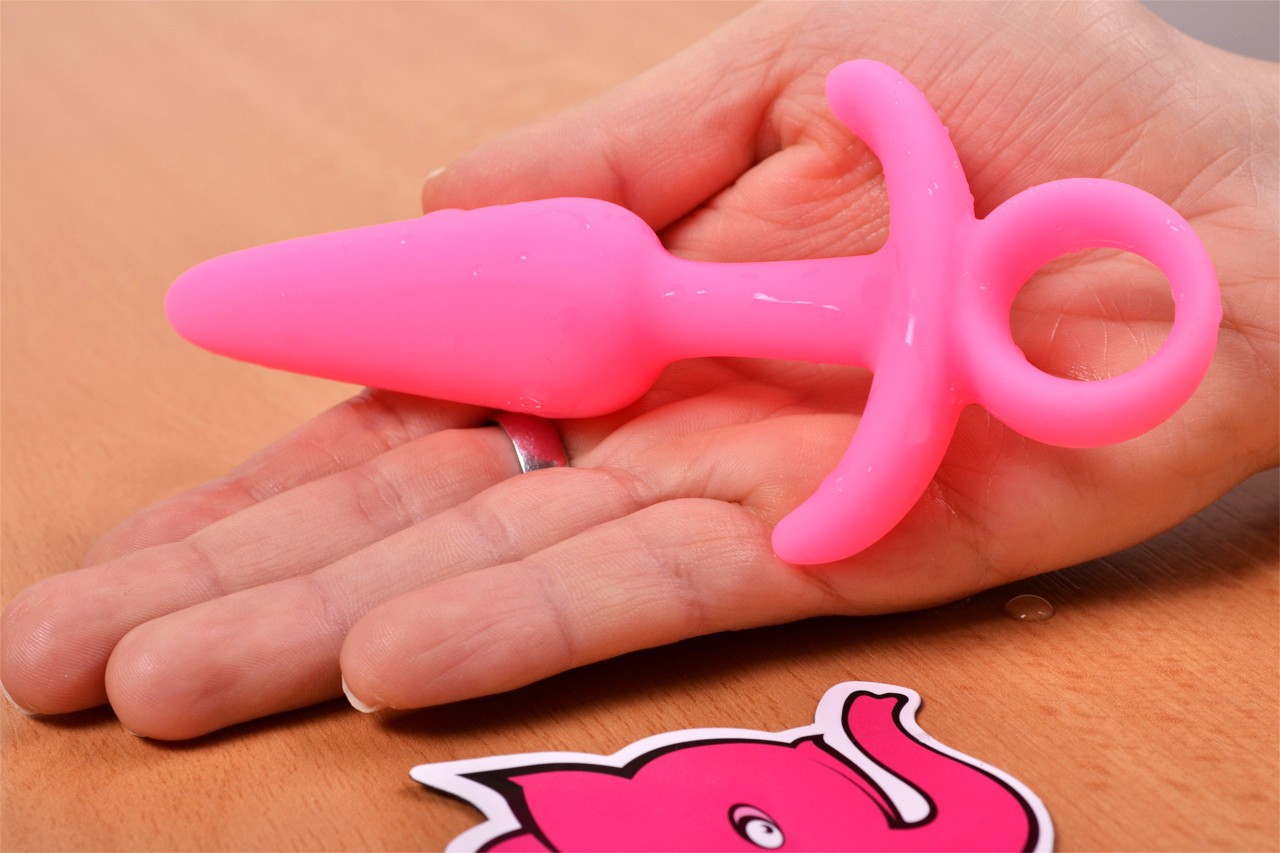 Pink Shining anal plug - în mână