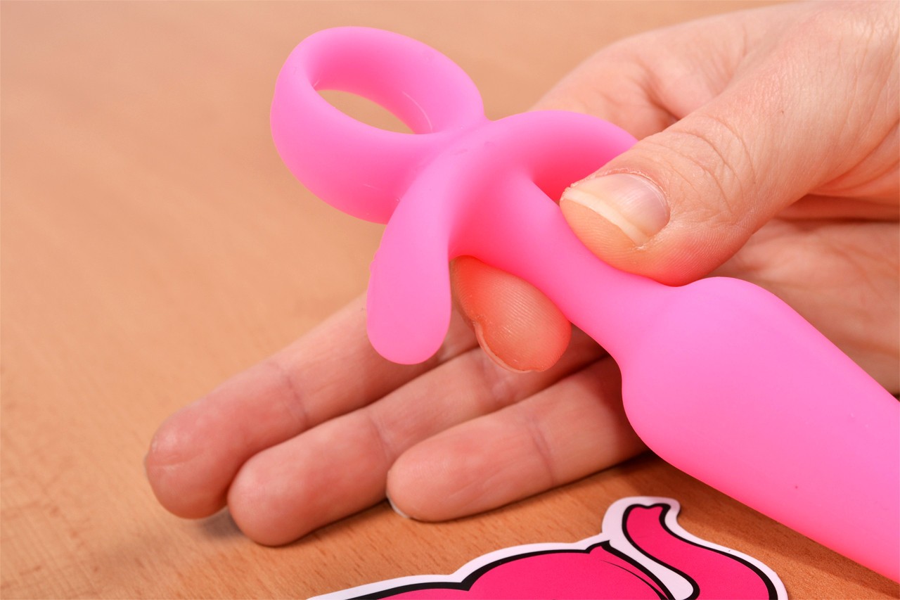 Pink Shining anal plug - în mână