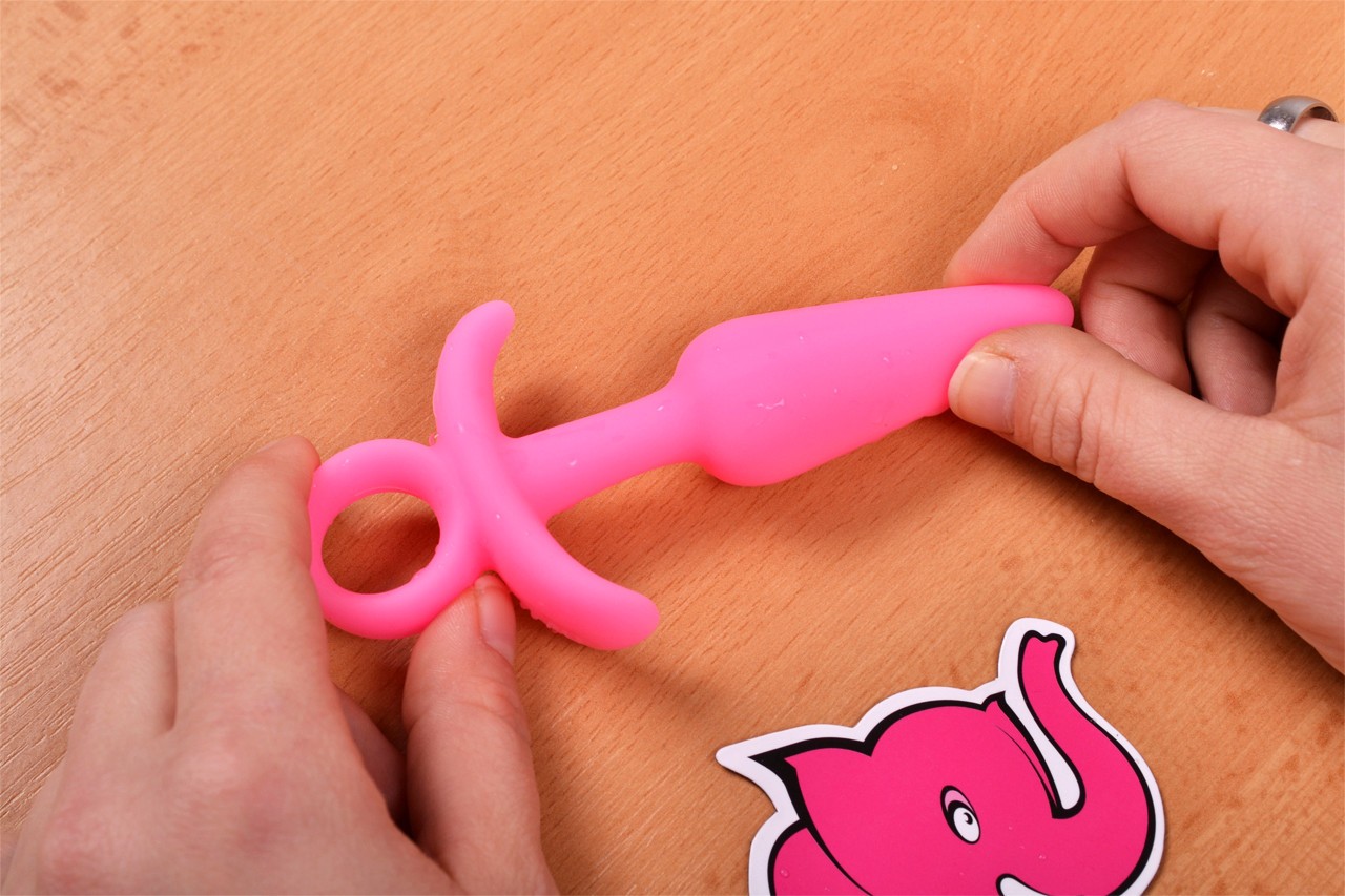 Pink Shining anal plug - în mână