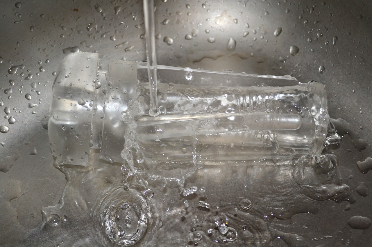 Fleshlight Flight Pilot - Spălarea manșonului sub apă curentă