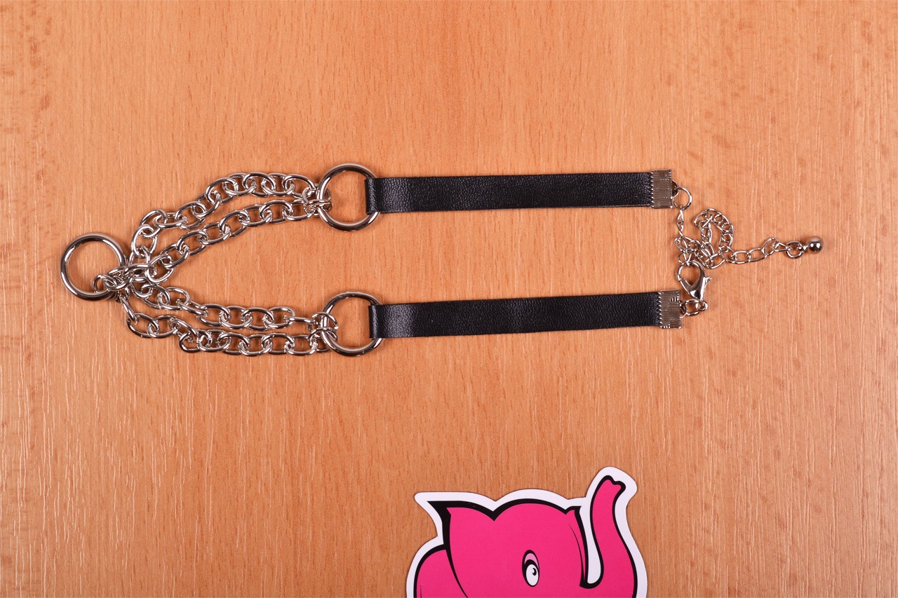 Zgardă din piele cu lanț Shameless - ședință foto în magazinul Růžový Slon Havířov