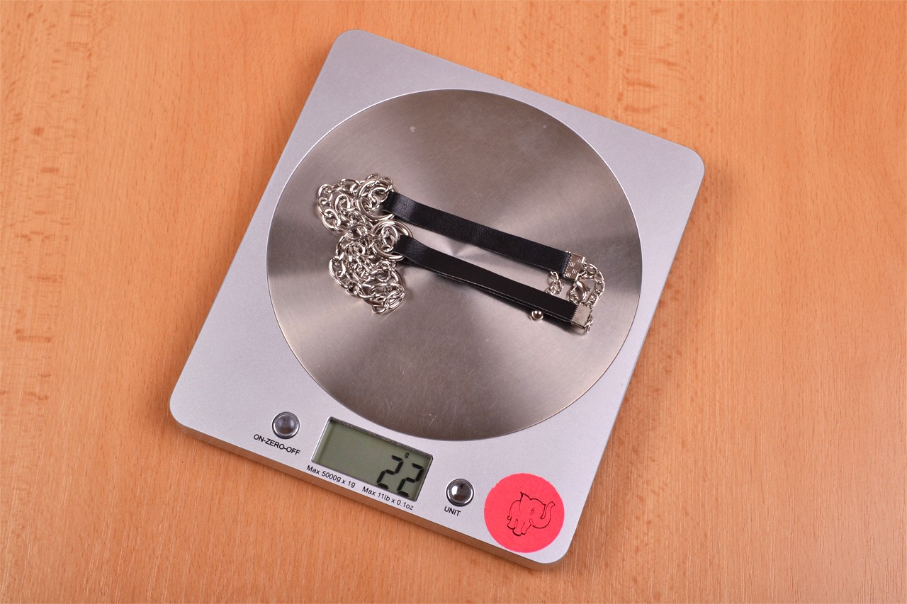 Zgardă din piele cu lanț Shameless - cântărire, cântarul de masă arată 22 g