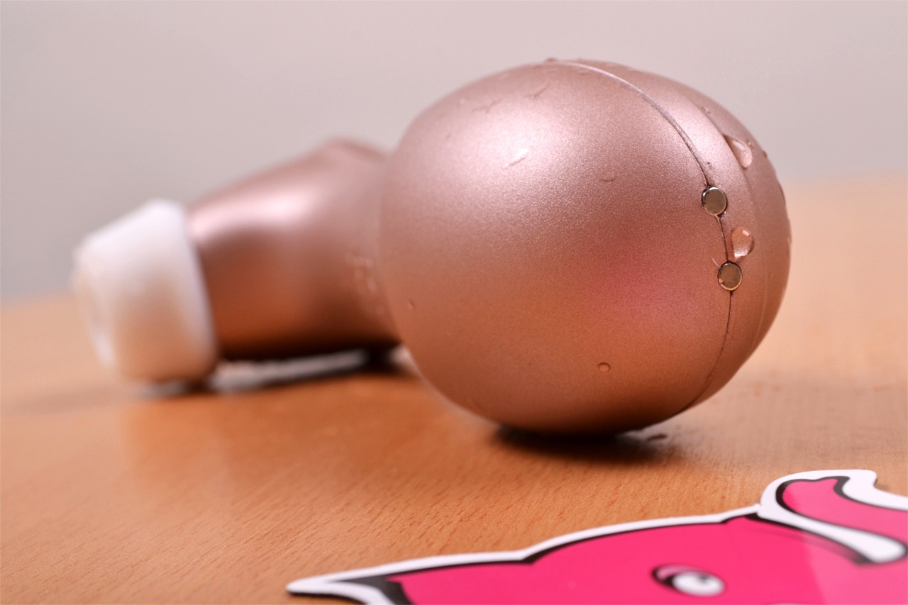 Aparat de aspirare Satisfyer Pro 2 Next Generation, detaliu al zonei de încărcare