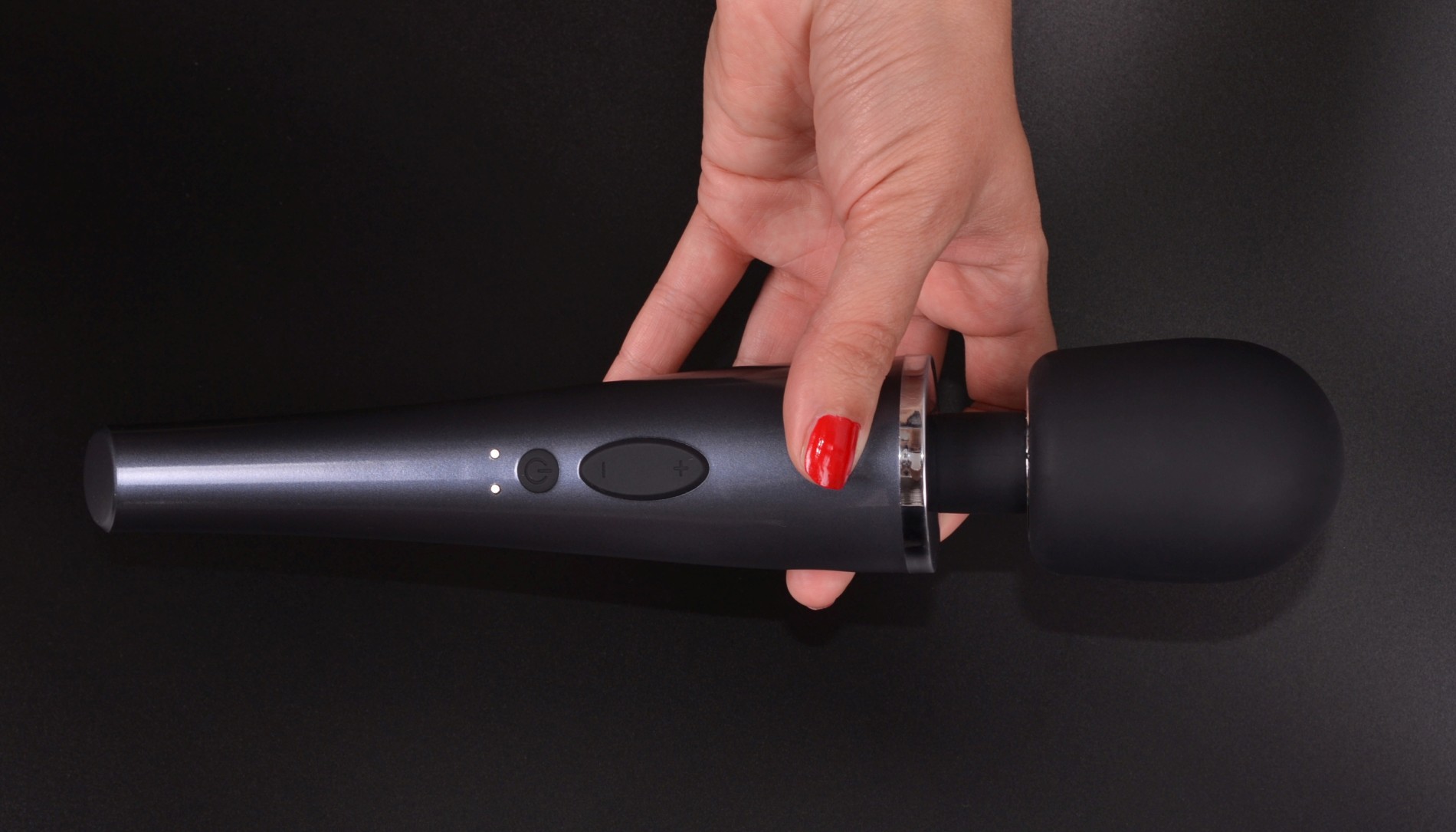 Vibrator de masaj Power AkuWand II, în mână