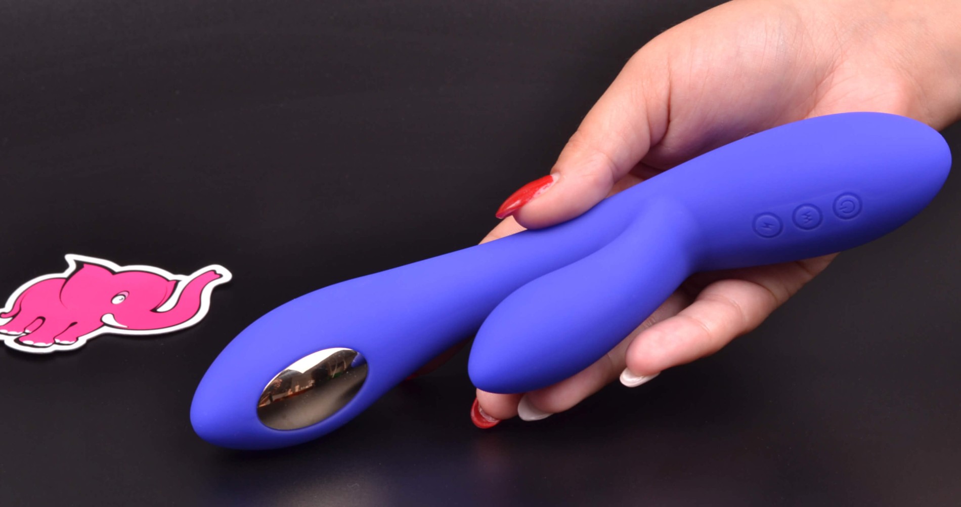 Electro-vibrator Midnight Wand, în mână