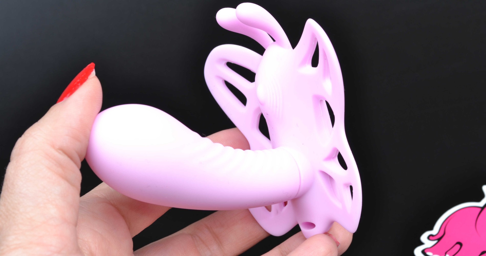 Vibrating Bow Tie Darling, în mână