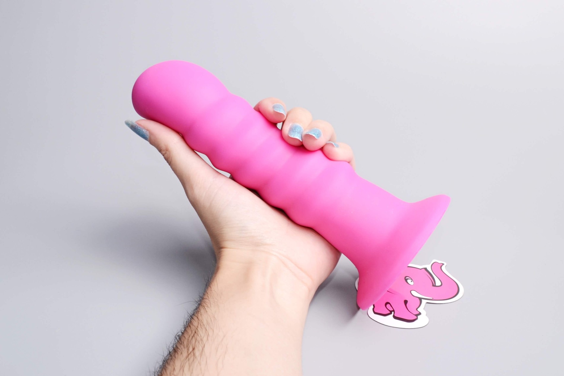 Dildo din silicon cu ventuză Hot Pink (18 cm), în mână