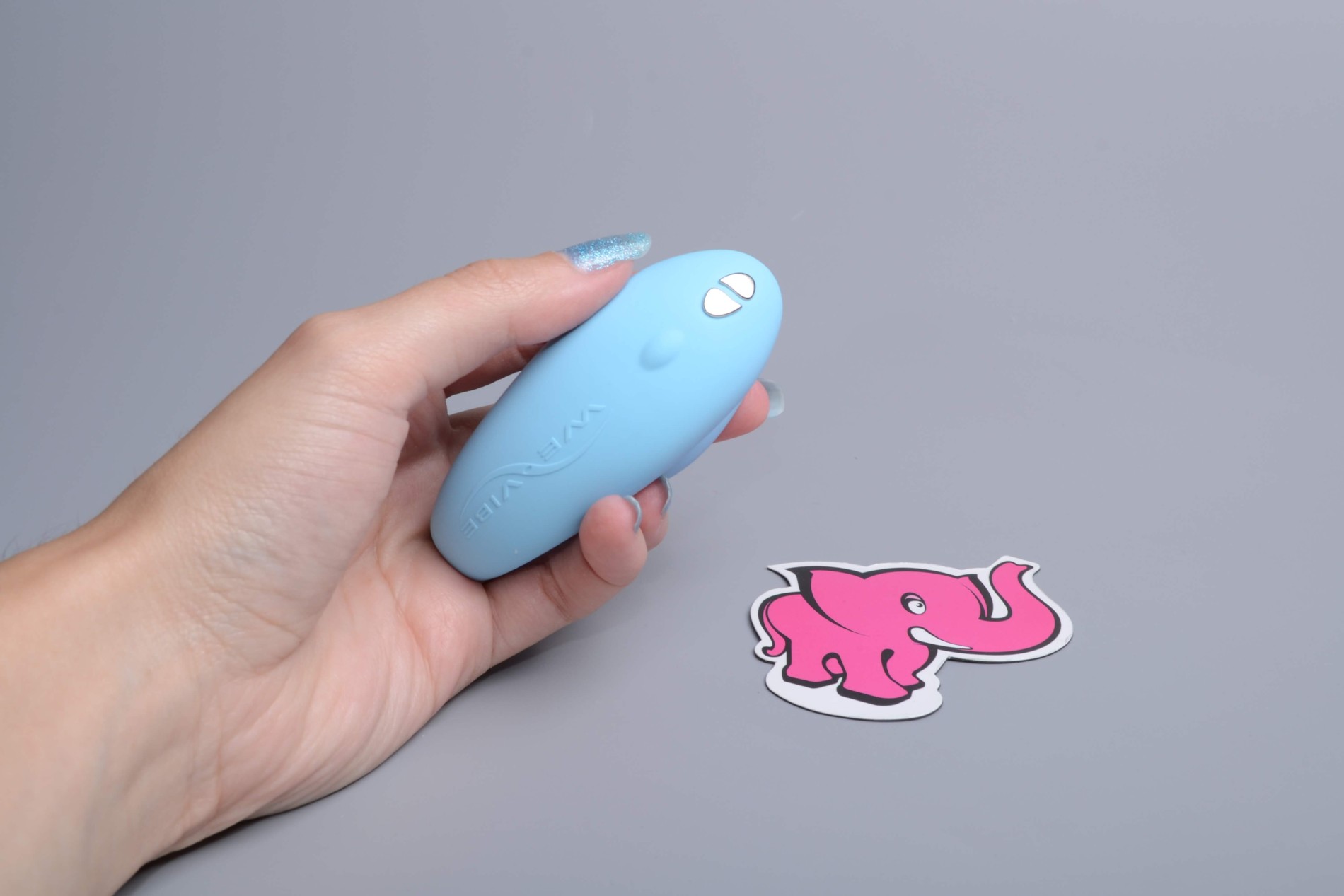We-Vibe Chorus vibrator cuplat, în mână