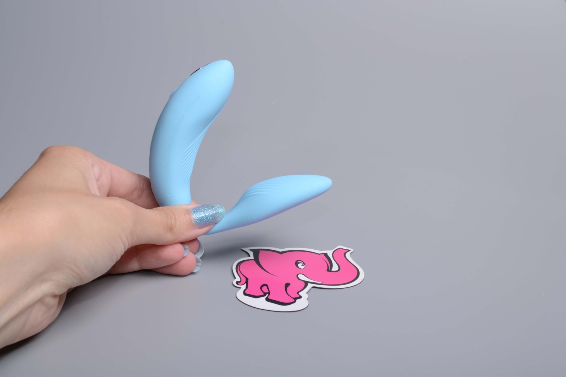 We-Vibe Chorus vibrator cuplat, în mână