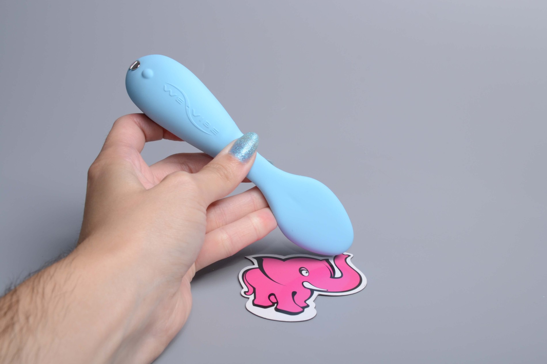 We-Vibe Chorus vibrator cuplat, în mână