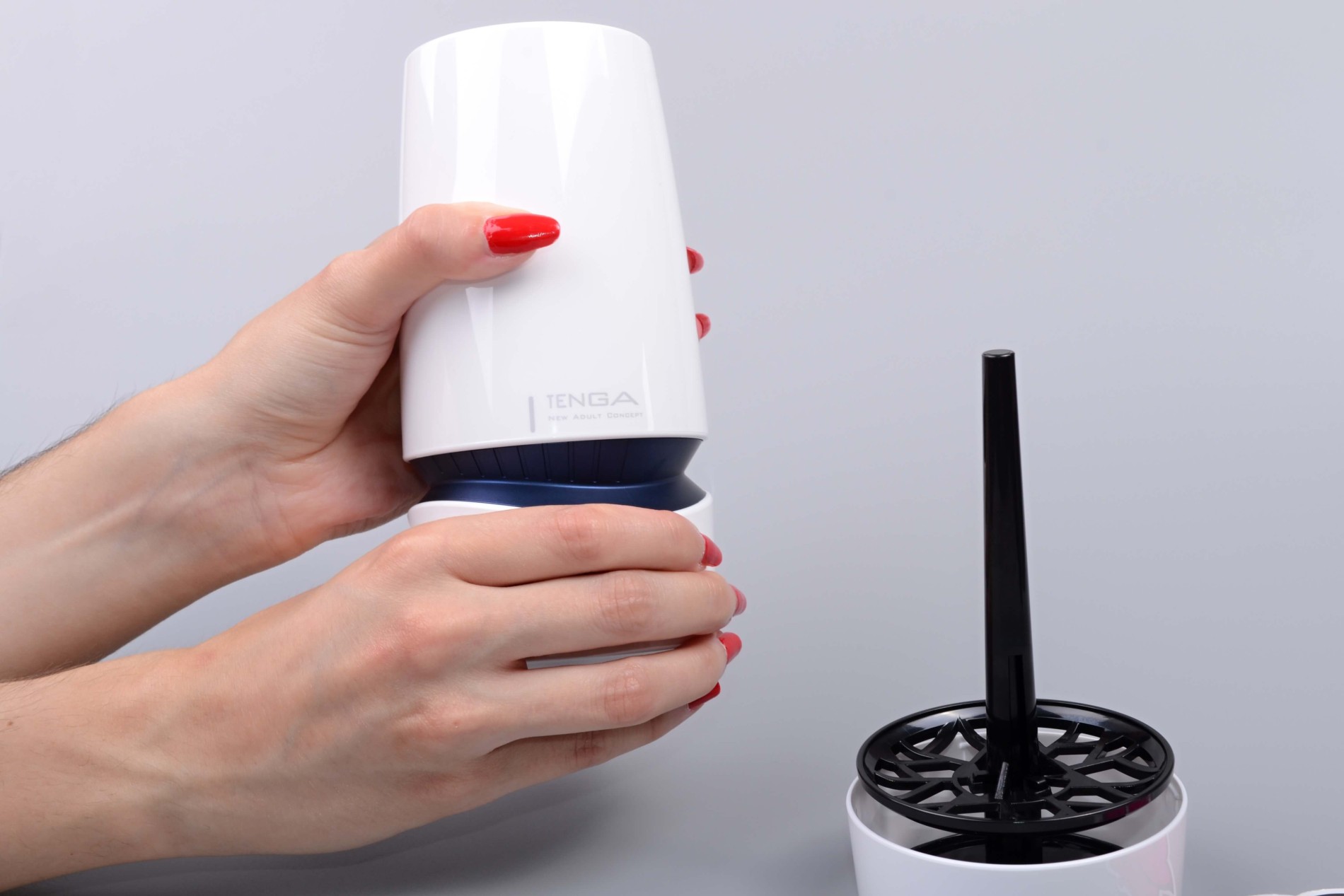 Masturbator Tenga Aero Silver Ring, în mână