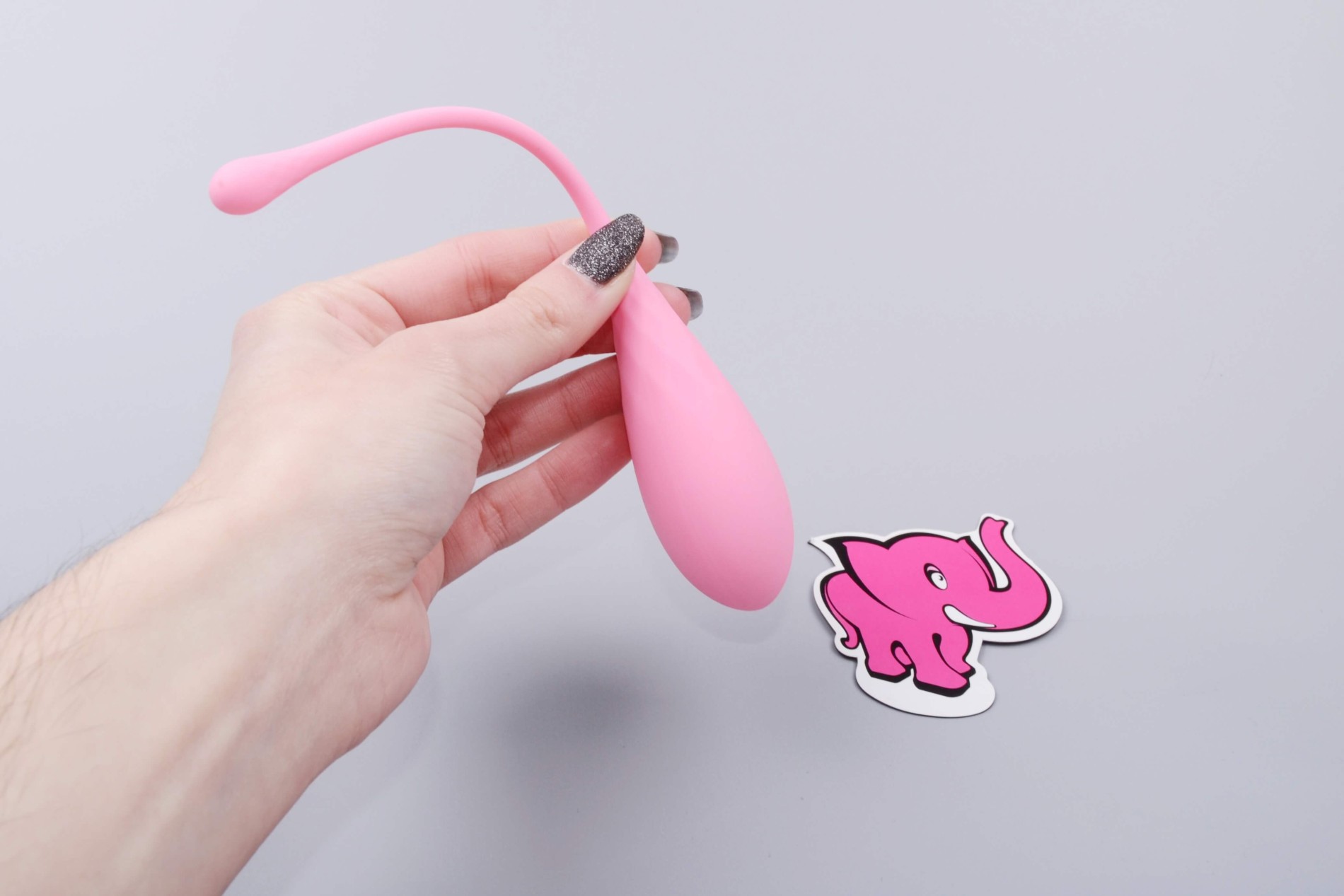 Deluxe Petite Kegel Balls Deluxe Petite Kegel Balls Set de gantere vaginale, în mână
