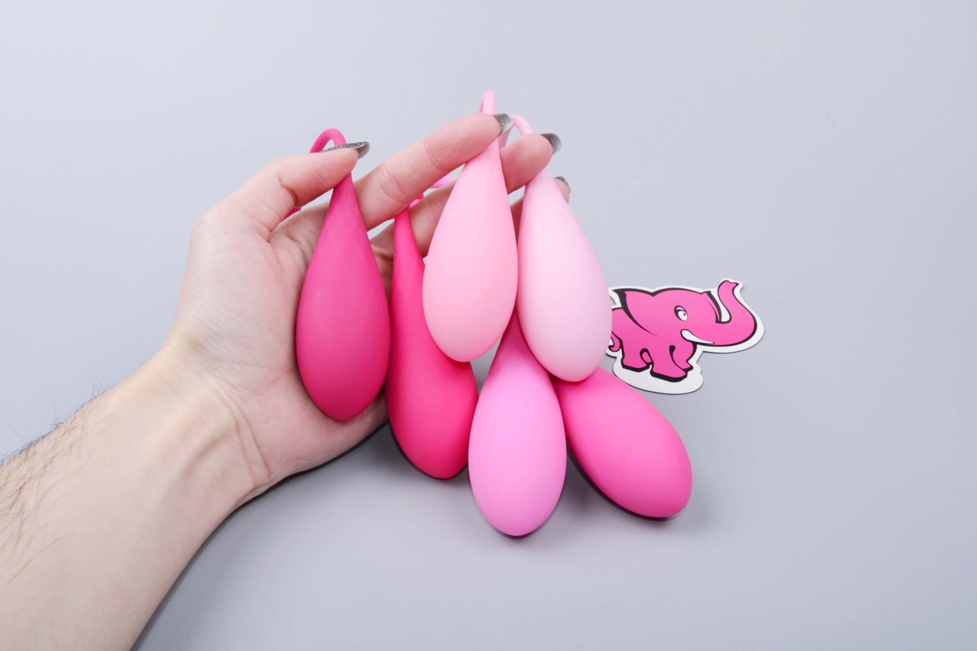 Deluxe Petite Kegel Balls Deluxe Petite Kegel Balls Set de gantere vaginale, în mână