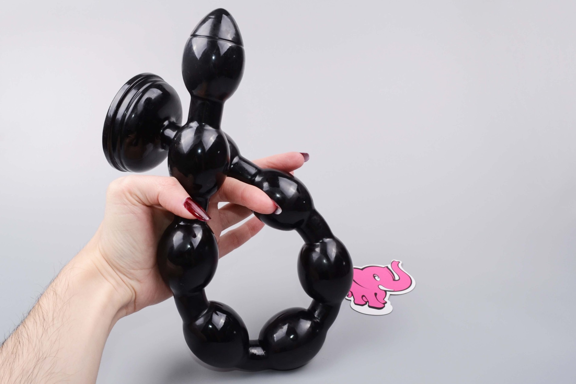 Bile anale XXL cu ventuză Xtreme Black (50,2 cm), în mână