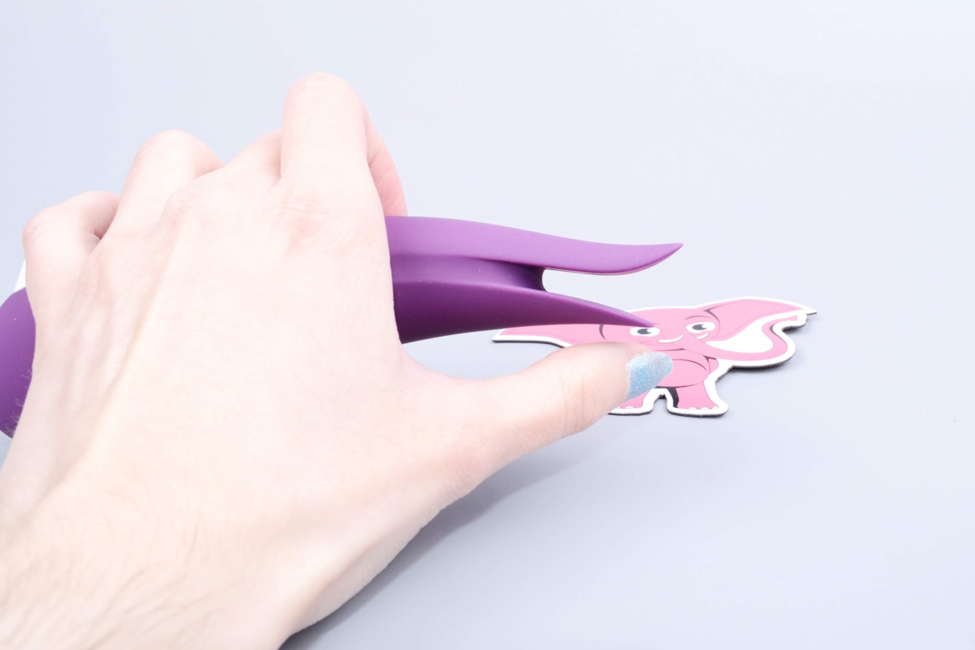 Vibrator cu presiune Birdie Boo, în mână
