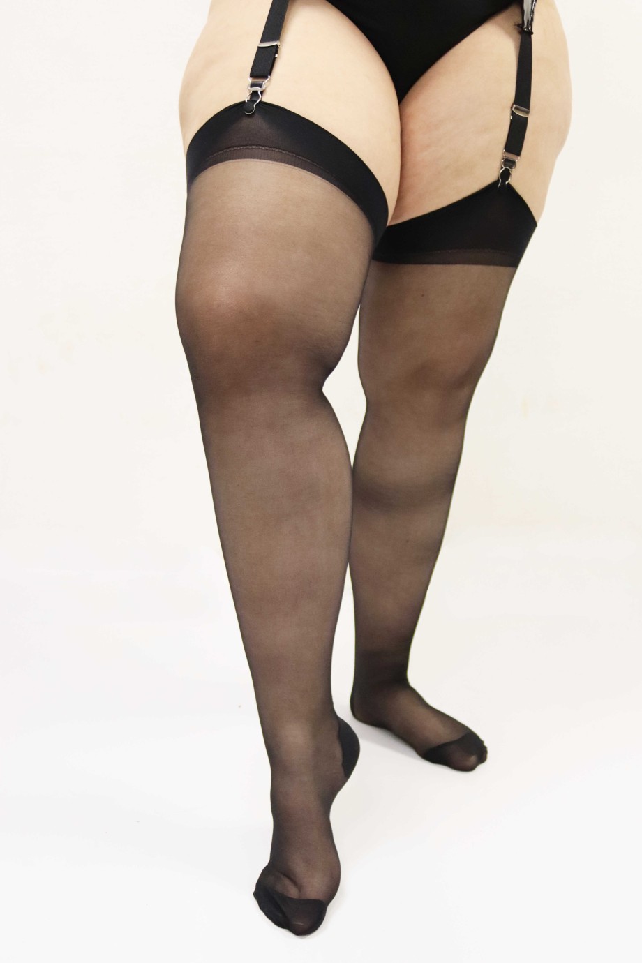 Tester Jenny a încercat ciorapii Lara Garter Stockings
