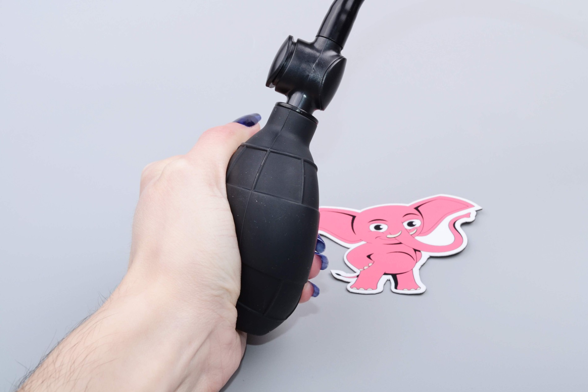 Black Bliss pompă de vid vaginală manuală Black Bliss, în mână
