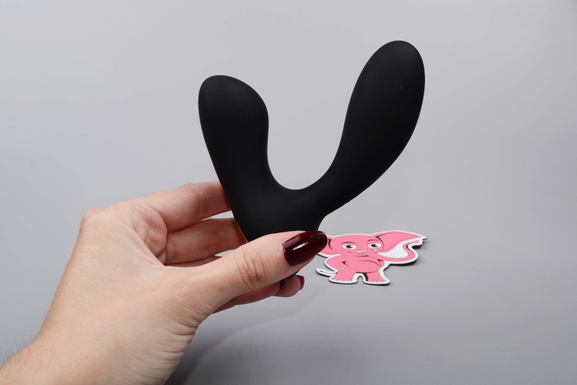 Plug anal vibrator Svakom Vick Neo cu aplicație mobilă, în mână