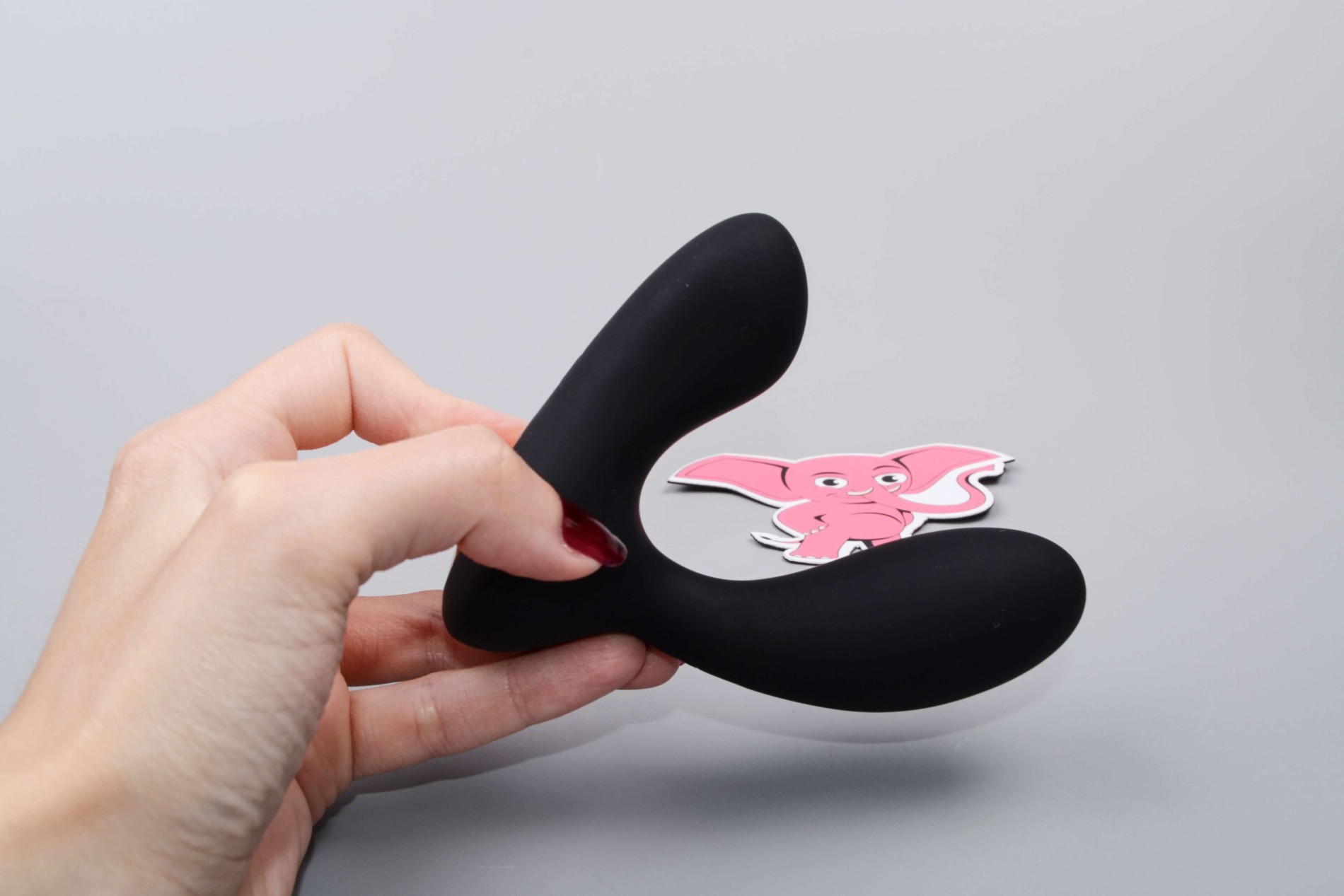 Plug anal vibrator Svakom Vick Neo cu aplicație mobilă, în mână