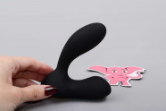 Plug anal vibrator Svakom Vick Neo cu aplicație mobilă, în mână
