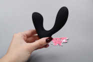 Plug anal vibrator Svakom Vick Neo cu aplicație mobilă, în mână