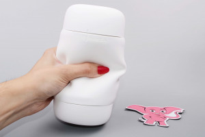 Masturbator Tenga Puffy White (16,5 cm), în mână