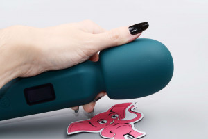 Vibrator de masaj AkuWand Next Gen (30 cm), în mână