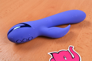 Vibrator rotativ Dream Bunny, pe masă