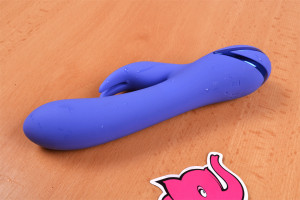 Vibrator rotativ Dream Bunny, pe masă