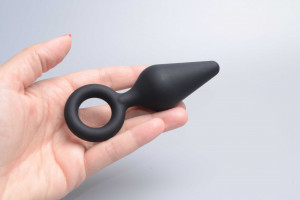 Plug anal cu urechea Soft Feel, în mână