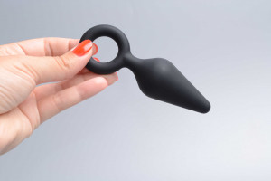 Plug anal cu urechea Soft Feel, în mână