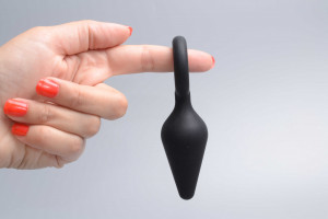 Plug anal cu urechea Soft Feel, în mână