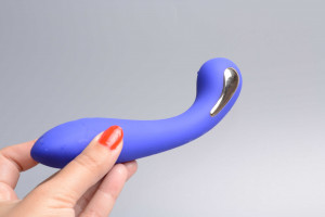 Midnight Desire electrosex vibrator, în mână