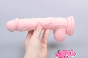 Dildo cu silicon median în mână