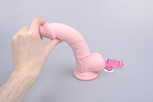 Dildo cu silicon median în mână