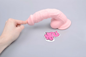 Dildo cu silicon median în mână