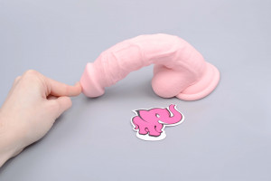 Dildo cu silicon median în mână