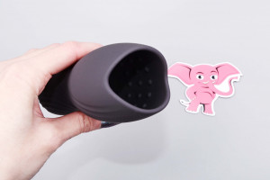 Masturbator vibrator Squeeze-peasy (14 cm), în mână