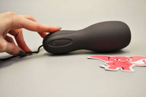 Masturbator vibrator Squeeze-peasy (14 cm), reîncărcabil